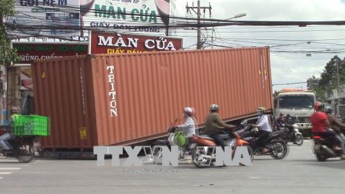 Thùng container rơi giữa đường gây hỗn loạn giao thông ảnh 1